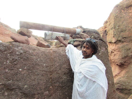 Happy zeigt uns einen Klangstein.