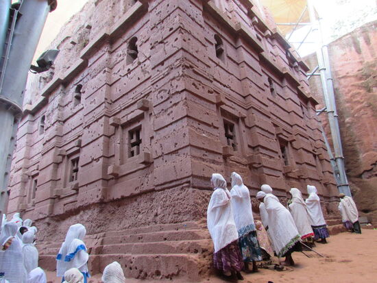 Überall sind die Gläubigen am beten.