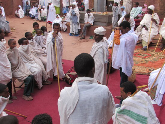 Die Männer haben oft einen Stock dabei, um sich beim stundenlangen Gebet abstützen zu können.