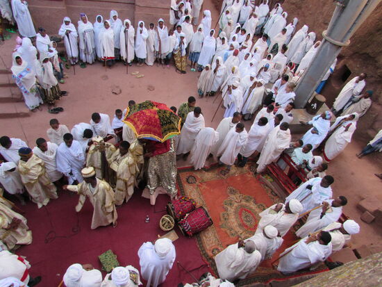 Die Priester sind sehr prunkvoll gekleidet.