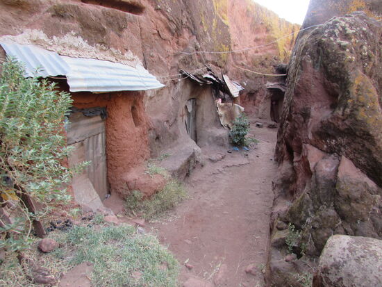 Die einfachen Höhlen- Unterkünfte der Priester.