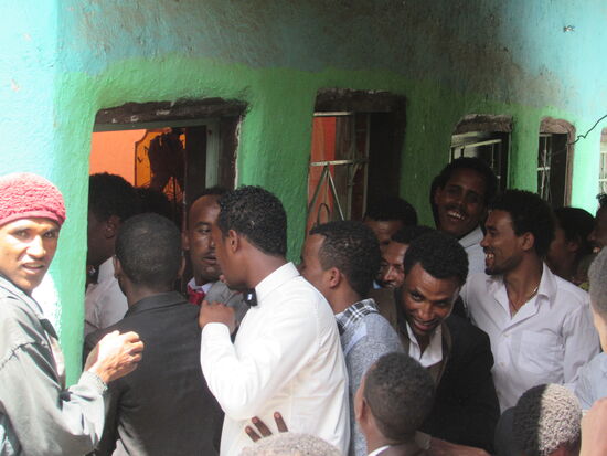 Der Bräutigam muss die Braut freikaufen. An der Tür zur Braut wird gefeilscht.