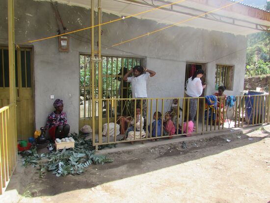 Wohnort der Waisenkinder und der jungen Mutter mit ihrem Baby