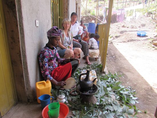 Die junge Frau bereitet uns den traditionellen Kaffee.