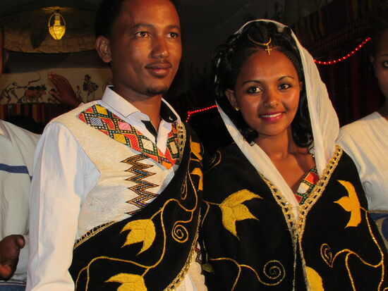 Dieses junge Brautpaar ist in wunderschöner, traditioneller Kleidung gehüllt.