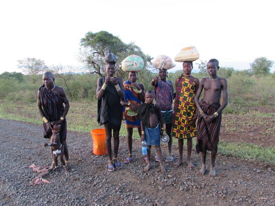Barfuß auf steinigen Wegen