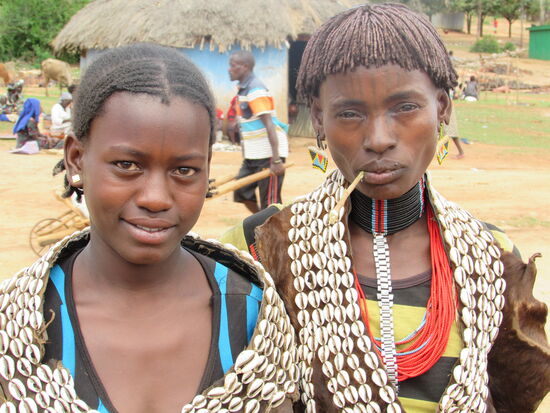 Frisuren geben Auskunft darüber, welche der Frauen noch zu haben ist. Die Linke im Bild ist noch nicht verheiratet.