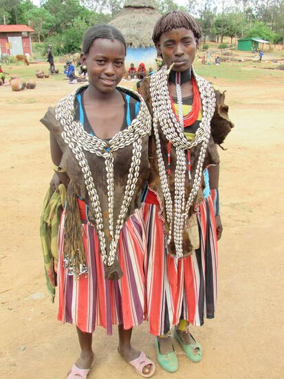 Sie lassen sich gern in ihrer traditionellen Kleidung und dem Muschelschmuck fotografieren.