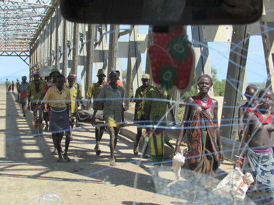 Durch die demolierte Frontscheibe sehen wir einen Krankentransport.