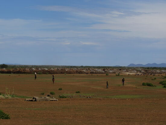 In der Ferne können wir eine Siedlung sehen.