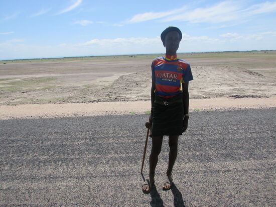 Dieser Mann hätte uns so gern sein Dorf gezeigt, doch es liegt in Kenia und ohne Visa können wir die Grenze nicht überschreiten. Wir verabschieden uns.