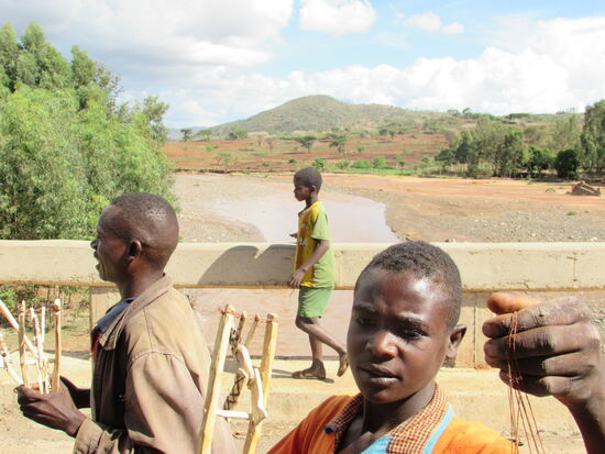 Die Jungs bieten Spielzeug zum Kauf an.