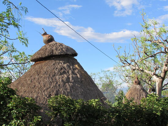 Das Dach einer Hütte mit dem typischen Schornstein.
