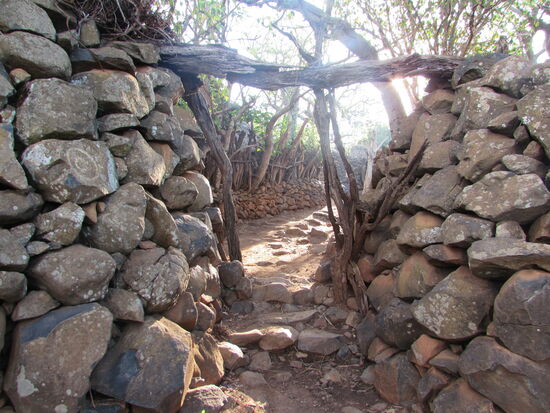 Und immer wieder Schutz- Mauern.
