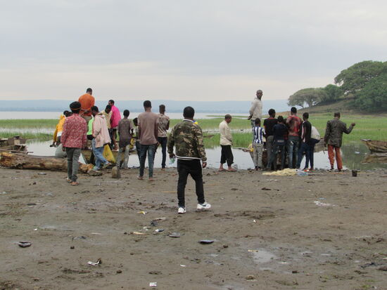Die ersten Fischerboote sind zurück. Johannes kauft den frisch gefangenen Fisch. Er will uns zu einem besonderen Frühstück einladen.