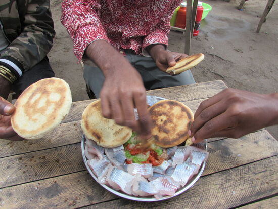 Unser zweites Frühstück
Es gibt rohen Fisch mit einer scharfen Soße und Brot. Wir trinken Tee dazu. Das mit dem Fisch ist sehr gewöhnungsbedürftig. Aber es war wieder eine interessante Erfahrung.