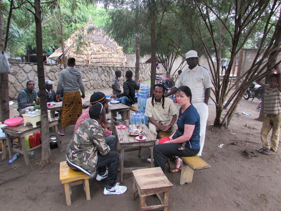Es dauert nicht lange und andere Einheimische setzen sich dazu und fangen an zu plaudern.