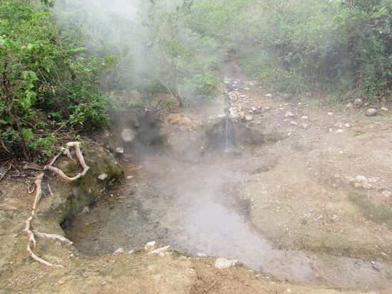 Heiße Quelle - es gibt auch noch die bereits erwähnten Becken. Aber alles in allem finde ich es hier nicht besonders schön.