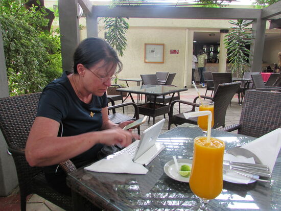 Tine nutzt die Zeit um fleißig Bilder für ihren Reisebericht hochzuladen