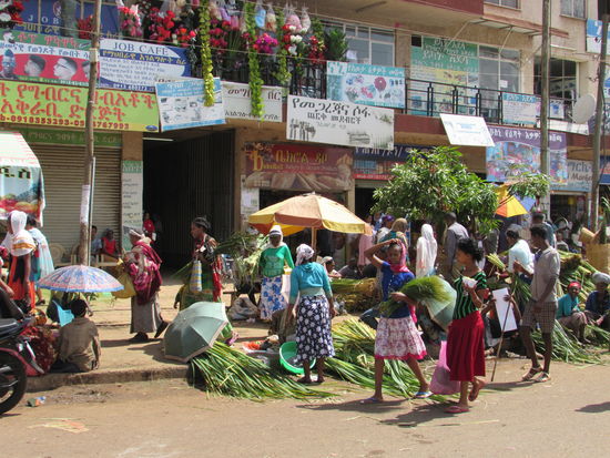 Am Straßenrand herrscht überall Betriebsamkeit.