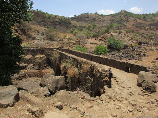 Dann sind wir am Startpunkt. Ein älterer Mann nimmt uns in Empfang und führt uns zum Wasserfall.