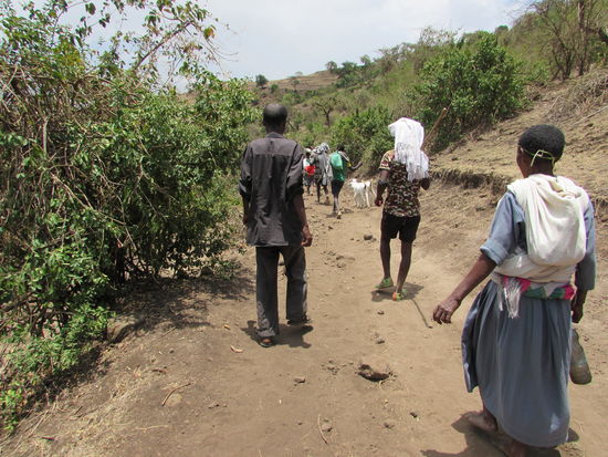 Wir gehen weiter und Einheimische begleiten unseren Weg.