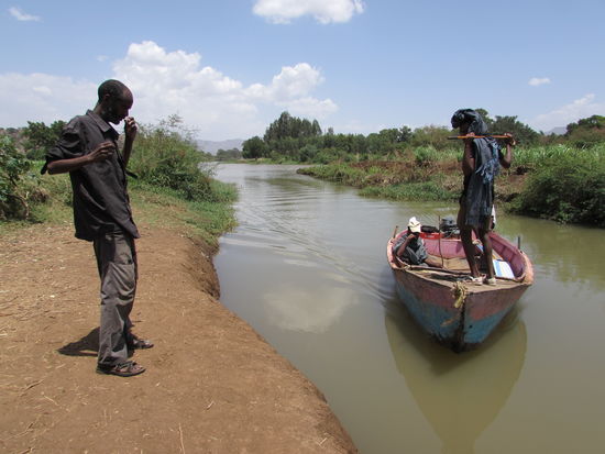 Auf dem Weg zurück überqueren wir noch diesen kleinen Fluß.