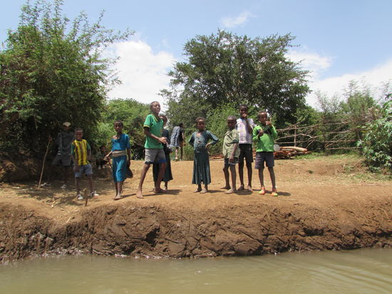 Stets begegnen uns viele Kinder.