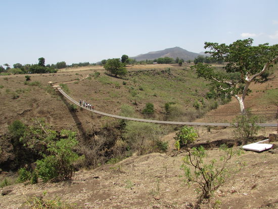 Die Hängebrücke überqueren wir auch 
