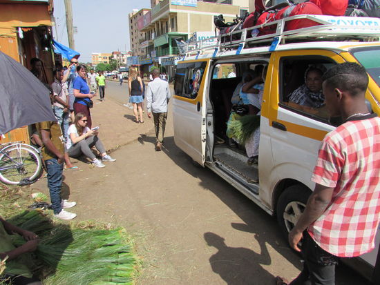 ….wir warten bis endlich alle Plätze belegt sind und beobachten das Treiben auf der Straße. Gegen 10Uhr geht es dann endlich los.