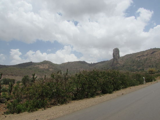 Irgendwo auf dem Weg nach Gondar sehen wir den Geierfelsen.