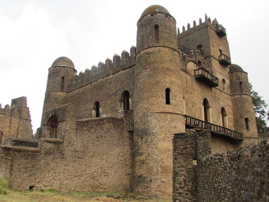 Die kaiserliche Residenz von Kaiser Fasilidas. Die Anlage ist von einer 900m langen Mauer umgeben. Die Gebäude sind nur teilweise restauriert. Dennoch ist die Anlage sehenswert.