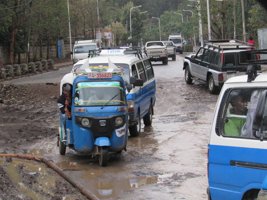 Nach dem Regen sind die Straßen völlig aufgeweicht. Wir lassen uns am Ticket Center von Ethiopian-Air absetzen.
Hier buchen wir für 35 US$ P.P. einen Flug nach Lalibela.