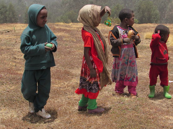 Diese Kleinen wollen selbst hergestellte Dosen verkaufen.