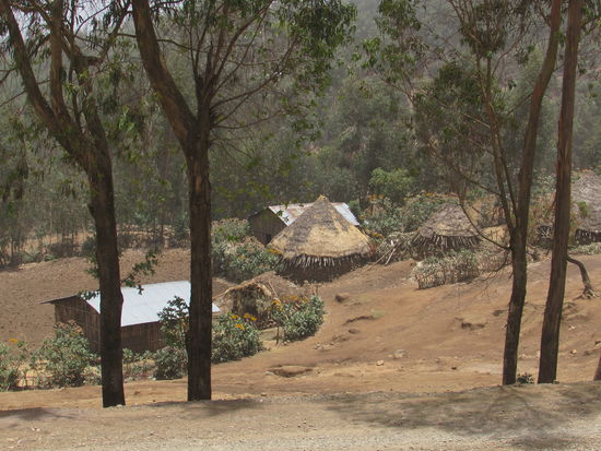 Ein kleines Dorf. Das Semien Gebirge ist UNESCO Welt Naturerbe.