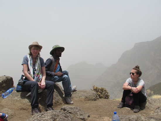 Während der Rast erzählen wir mit dem Guide und er berichtet uns, das aus seinem Ort 1500 Leute nach Deutschland geflohen sind. Er sagte, sie seien wegen Hunger geflohen.