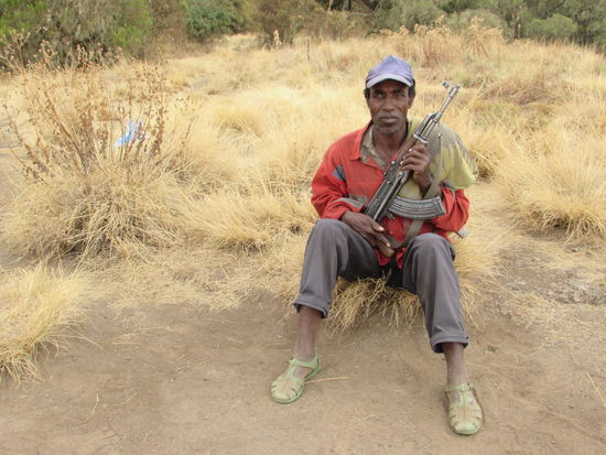 Unser Guide und ein bewaffneter Scout sind vorn, ein bewaffneter Scout hinten. Wir fragen, warum die Waffen nötig sind, ob es schon Vorfälle gab die das nötig machen. Nein versichert man uns, nur zur Sicherheit.
Wie auch immer, wir nehmen es gelassen hin.