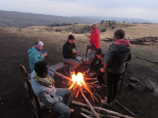 Wir wärmen uns mit einer Tasse Tee am Lagerfeuer auf - Abenteuer Romantik 
Morgen soll der anstrengendste Tag werden. Aufstieg auf 3900m. Wir denken schon über eine Alternative nach und haben es auch schon mit dem Guide besprochen.
