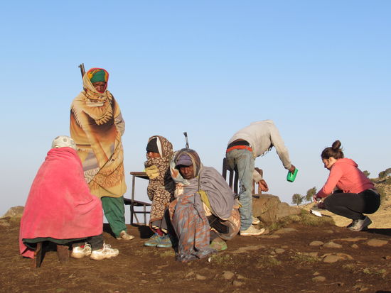 Die Scouts haben wieder auf dem Boden geschlafen. Uns reicht man etwas warmes Wasser für die kleine Wäsche.