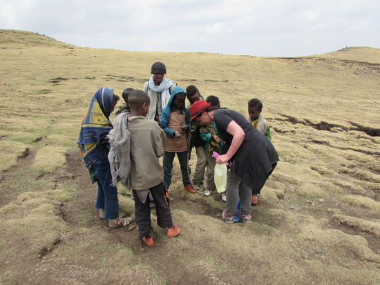 Wir treffen noch ein paar Kinder und verteilen ein paar Bonbons.