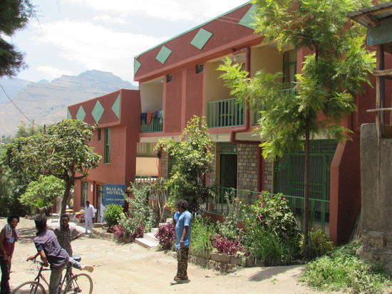 Happy empfiehlt uns dieses Hotel. Es kostet 250Birr pro Nacht. Happy lädt uns zum Kaffee ein und macht uns einen ersten Vorschlag, wie wir die Tage in Lalibela verbringen können.. Dieser junge Mann ist uns auf Anhieb sehr sympatisch.