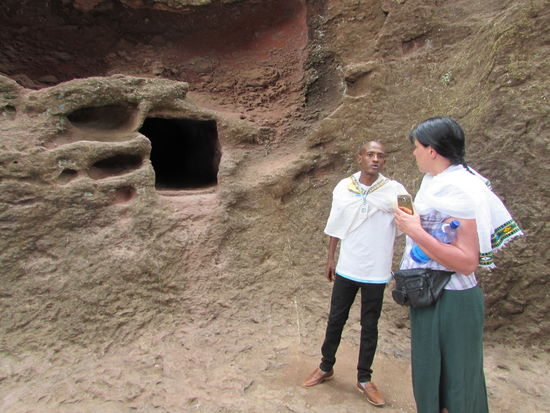Hier ist eine Höhle zu sehen, in denen sich die Priester zum Gebet zurückziehen.