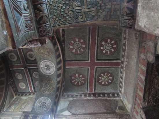 Nur eine der 11 Kirchen ist mit bunter Malerei versehen.