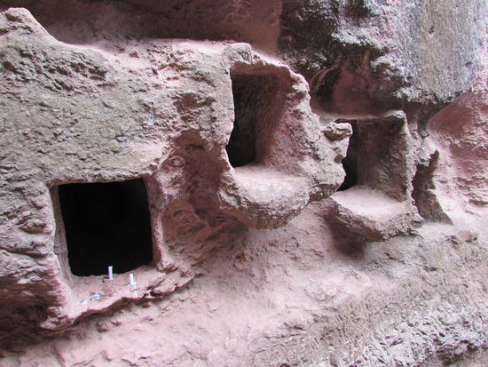 Weitere Höhlen in denen sich die Priester zum beten begeben.