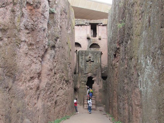 Die Kirchen sind untereinander durch Tunnel und Gänge verbunden.