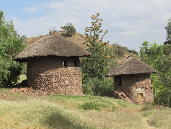 Diese Tuckuls stehen in unmittelbarer Nähe zu den Kirchen. Hier haben früher die Familien der Priester gewohnt. Doch vor einiger Zeit hat man die Familien umgesiedelt.