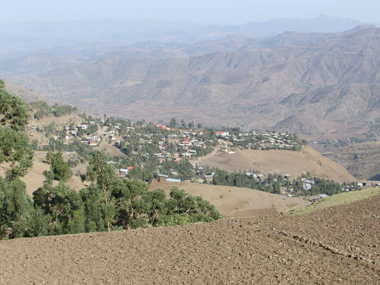 Langsam geht es stetig bergauf und wir bekommen nicht nur die schöne Bergwelt zu Gesicht sondern auch einen Blick auf Lalibela.