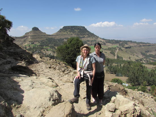 Der Weg ist zum Teil sehr anstrengend und an manchen Stellen müssen wir richtig klettern.