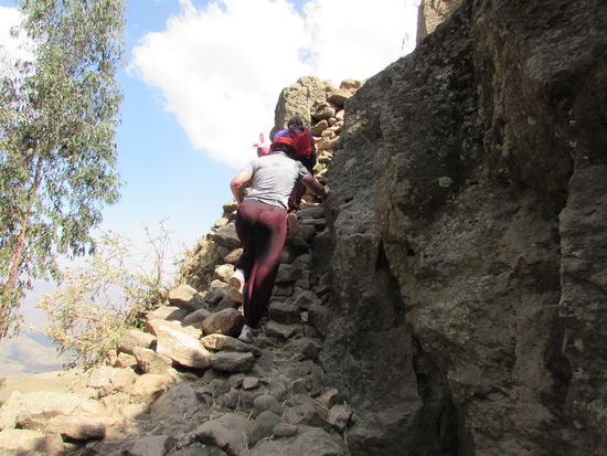 Unsere Rucksäcke haben wir inzwischen abgegeben. Happy trägt meinen und Christines Rucksack hat unser Gastgeber, den wir unterwegs getroffen haben. Er hat ihn schon mal mit hoch genommen.
