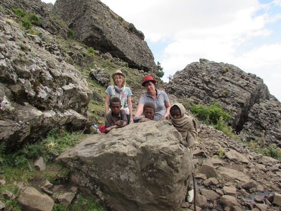 Etwas weiter treffen wir auf diese drei Kinder. Sie schauen sehr arm aus. Ihre Hände sind erschreckend rau und kaputt.